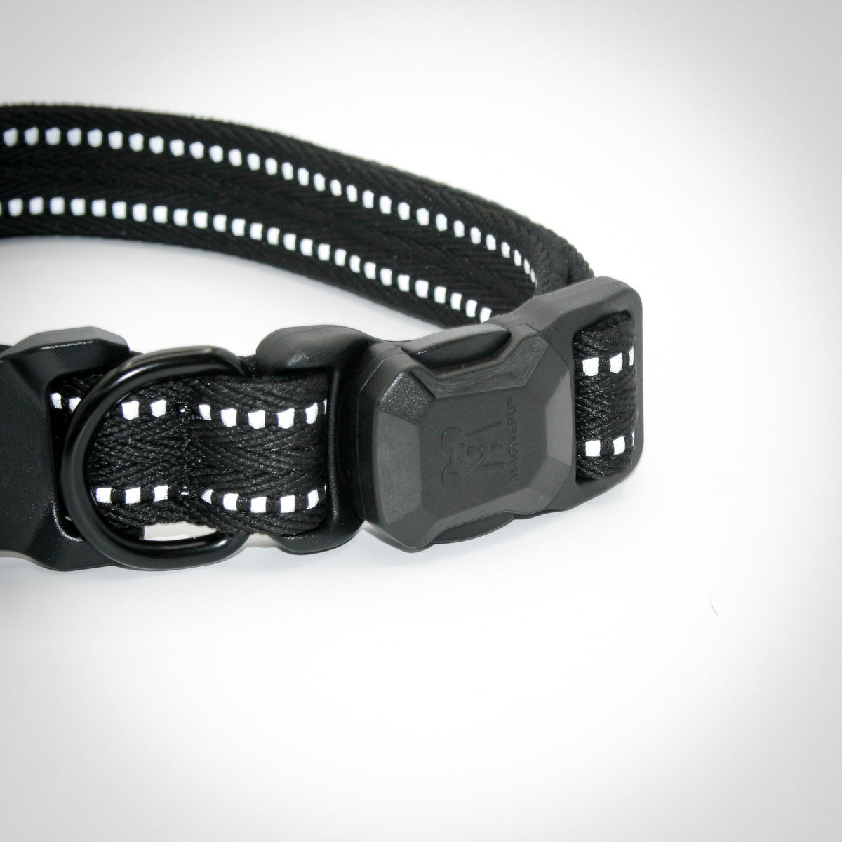 Onyx Black Slim collar — magnetic buckle closed