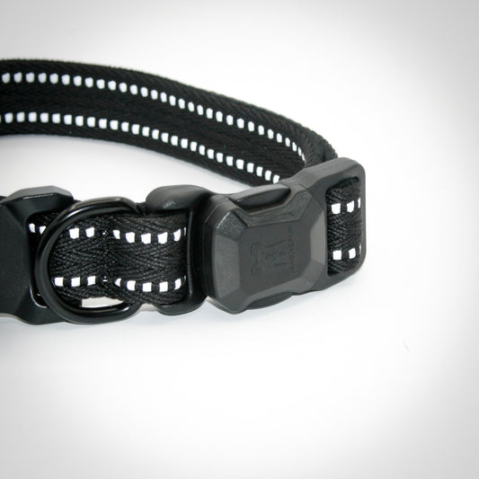 Onyx Black Slim collar — magnetic buckle closed