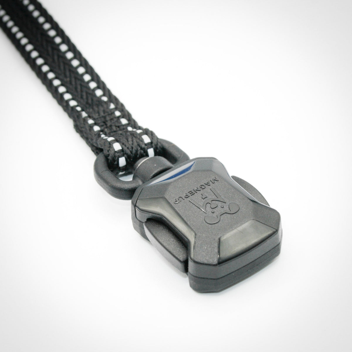 Onyx Black Slim leash — magnetic buckle
