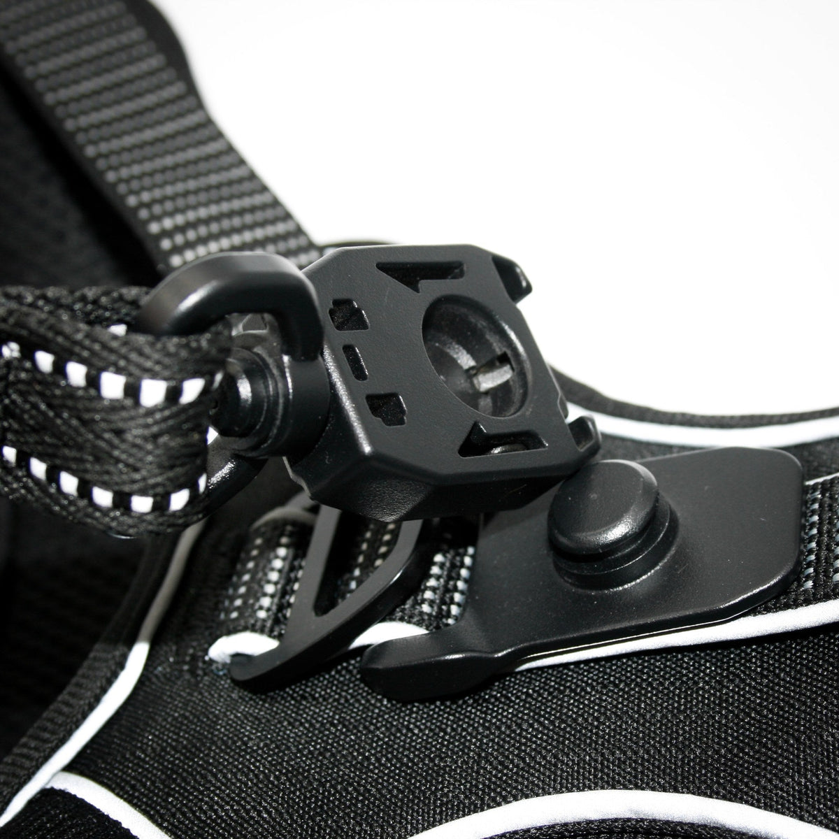 Onyx Black harness magnetic leash attachment, leash released