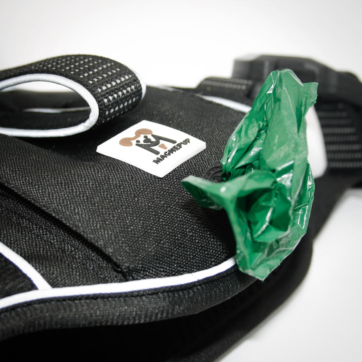 Built-in waste bag dispenser on the Onyx Black harness