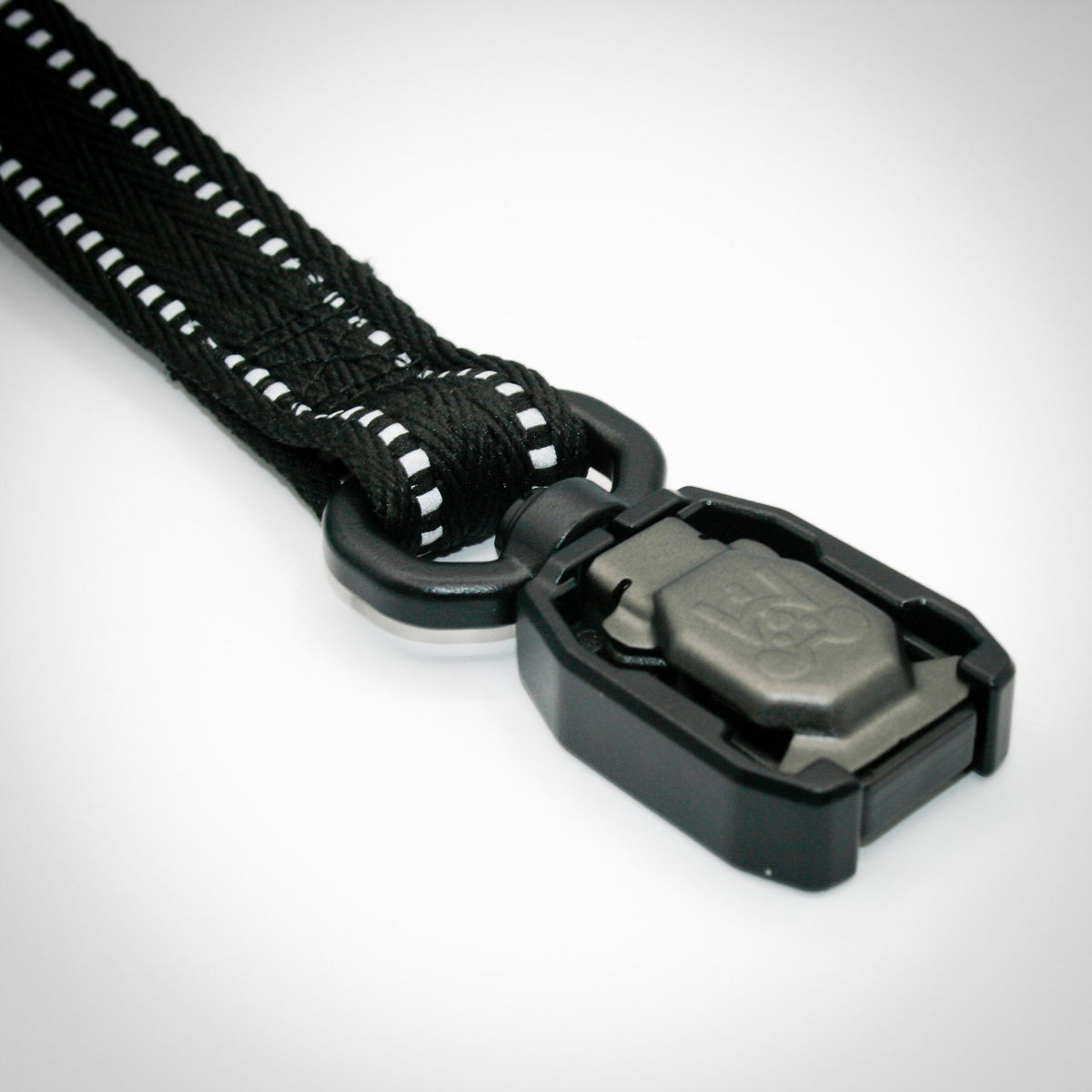 Onyx Black Standard leash — magnetic buckle