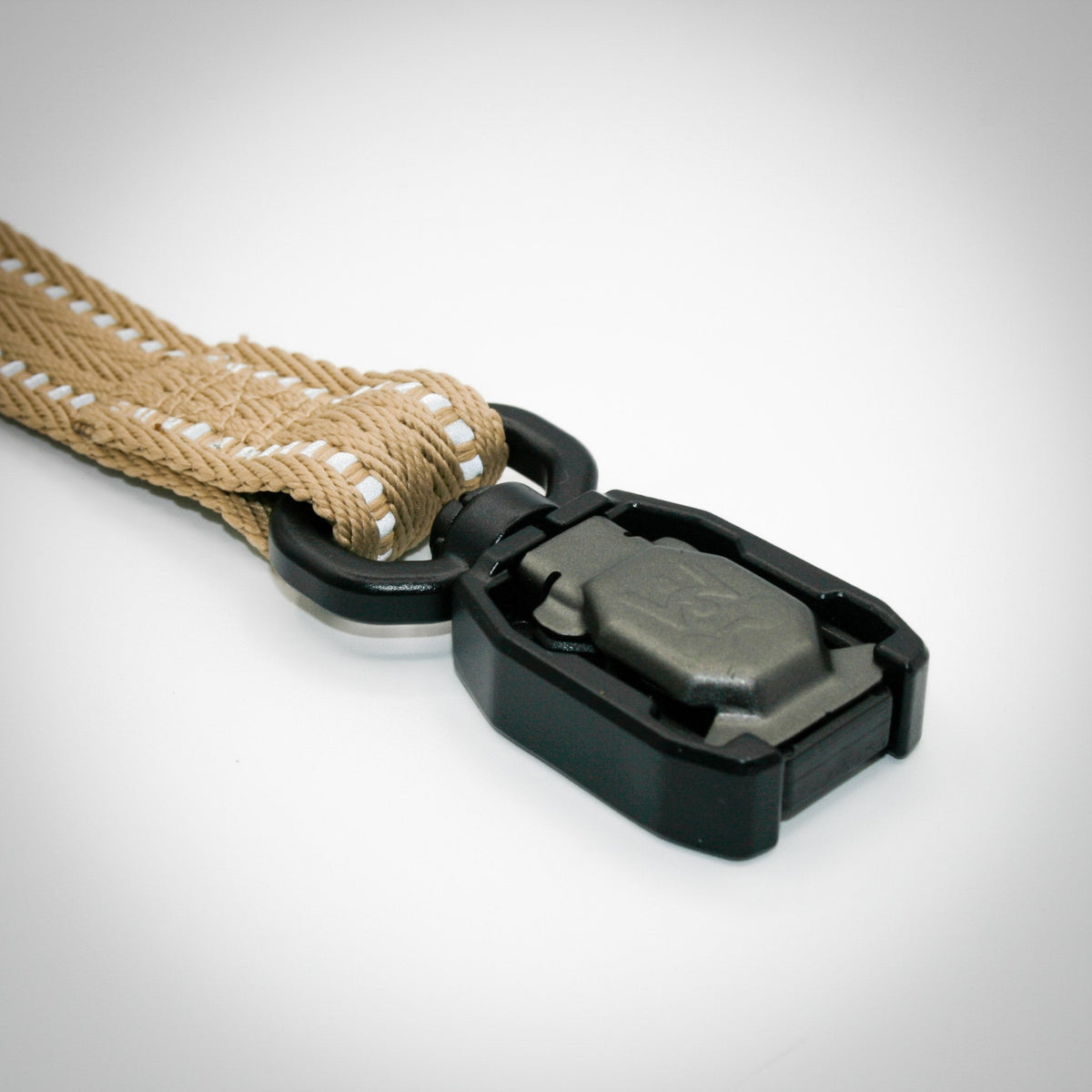 Desert Tan Standard leash — magnetic buckle